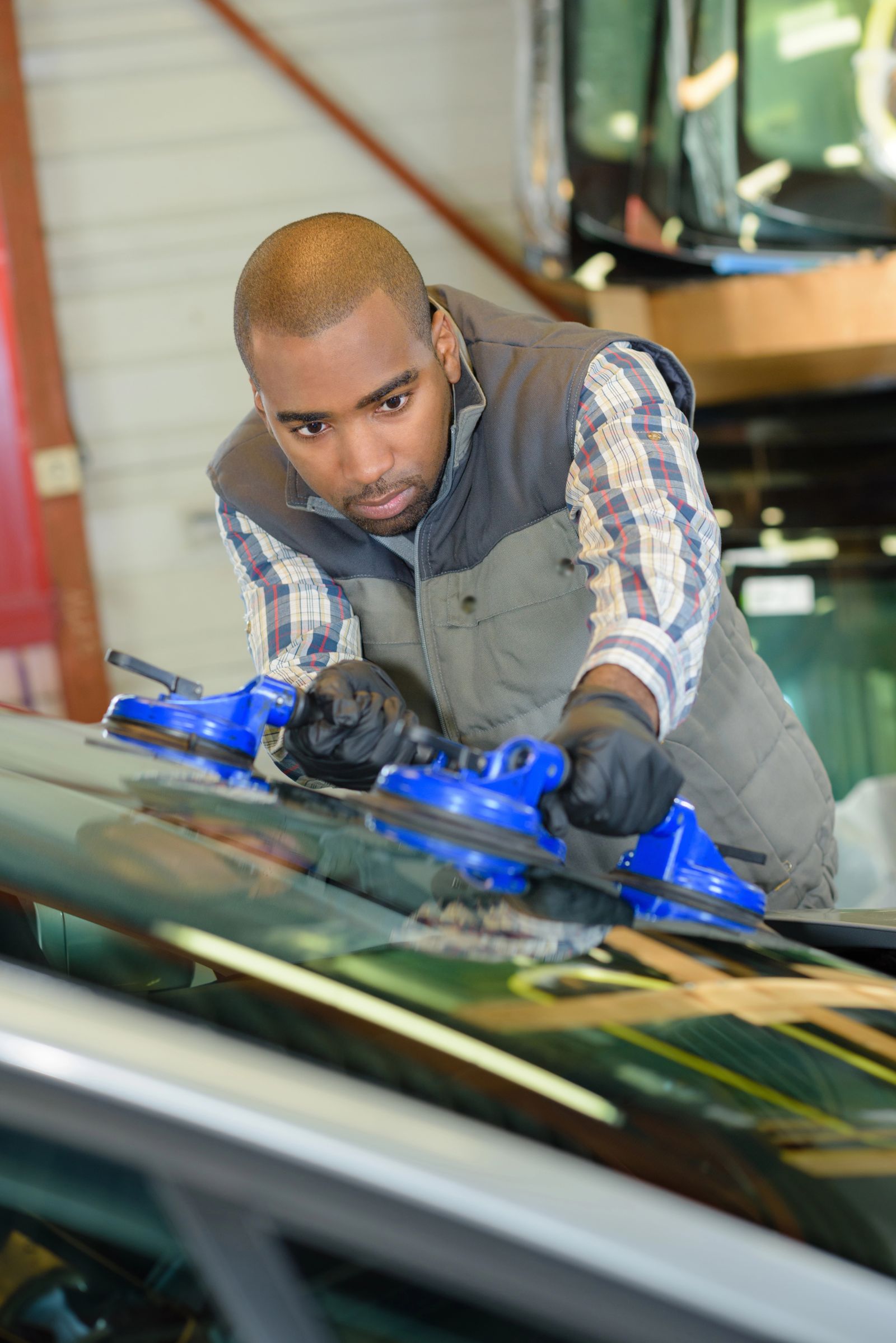 Auto glass replacement service